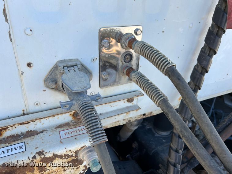 image for item IA9229 1998 Volvo WCA  semi truck