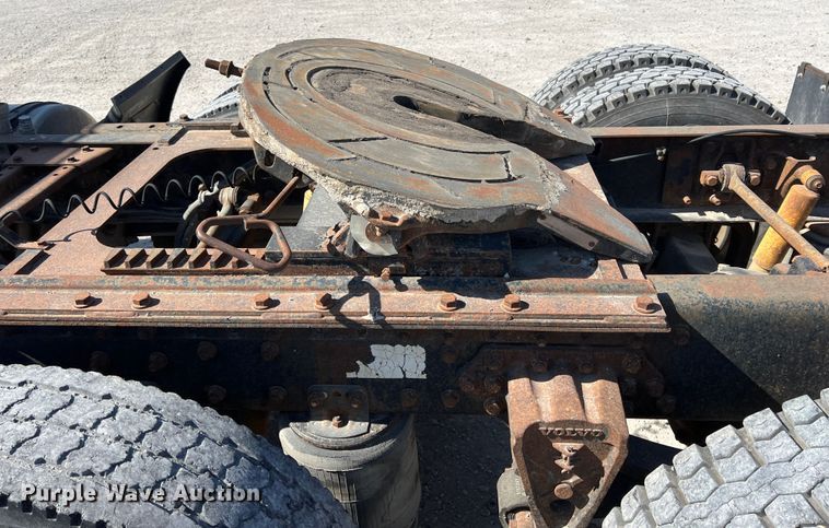 image for item IA9229 1998 Volvo WCA  semi truck