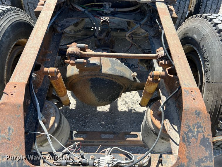 image for item IA9229 1998 Volvo WCA  semi truck