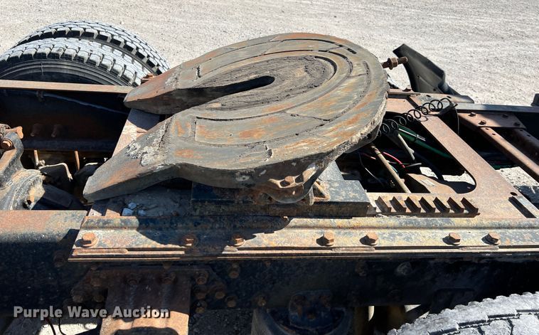 image for item IA9229 1998 Volvo WCA  semi truck