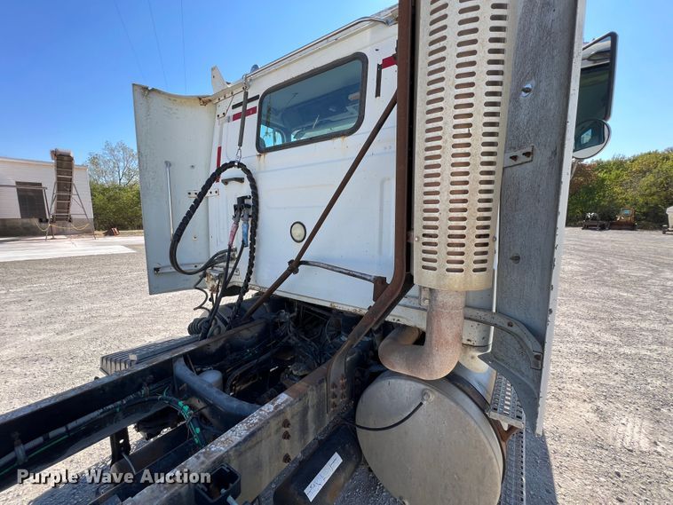 image for item IA9229 1998 Volvo WCA  semi truck