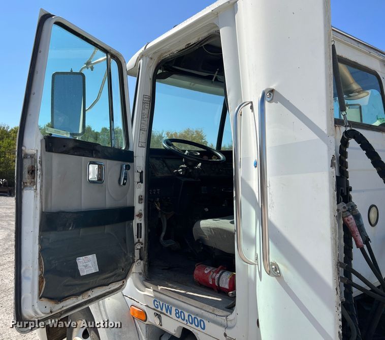 image for item IA9229 1998 Volvo WCA  semi truck