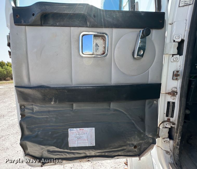 image for item IA9229 1998 Volvo WCA  semi truck