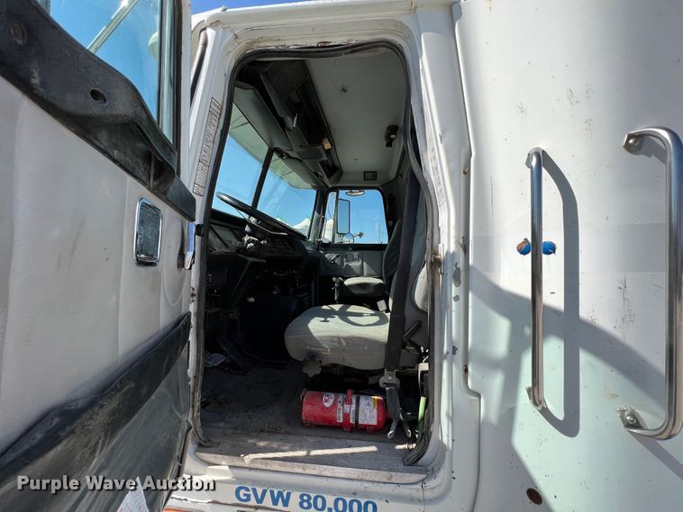 image for item IA9229 1998 Volvo WCA  semi truck