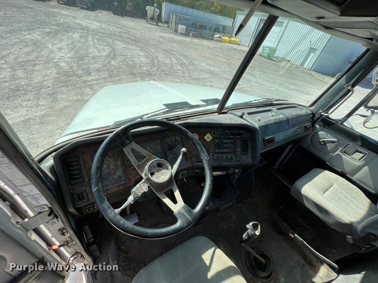 image for item IA9229 1998 Volvo WCA  semi truck