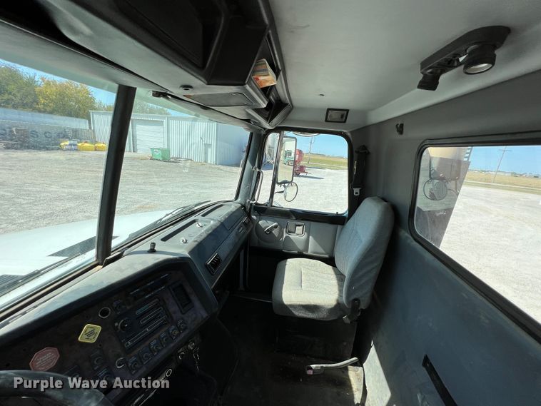 image for item IA9229 1998 Volvo WCA  semi truck