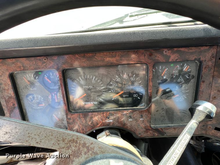 image for item IA9229 1998 Volvo WCA  semi truck