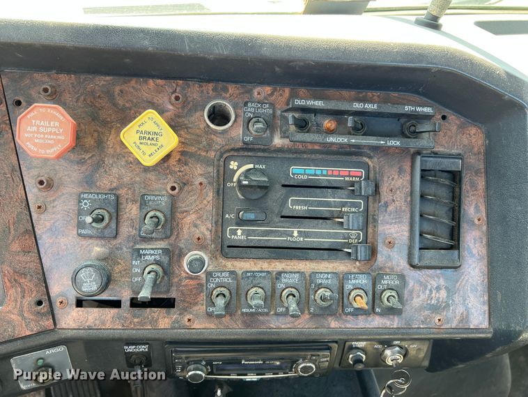 image for item IA9229 1998 Volvo WCA  semi truck