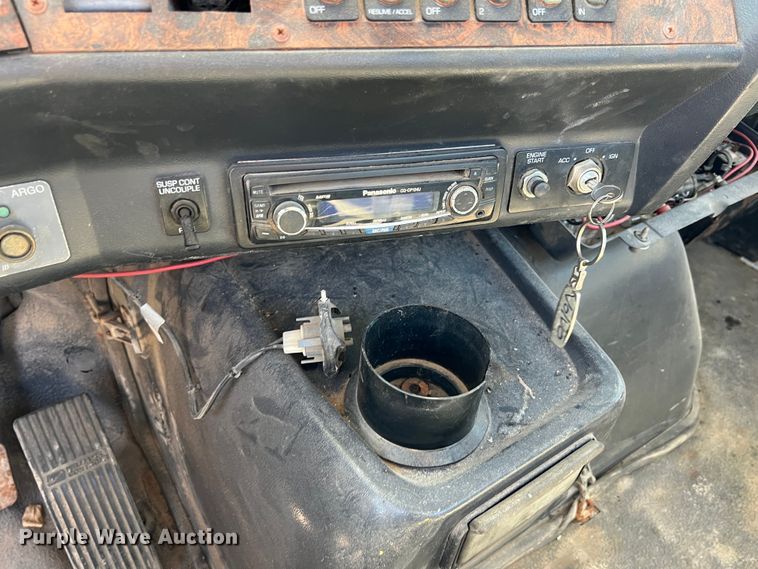 image for item IA9229 1998 Volvo WCA  semi truck