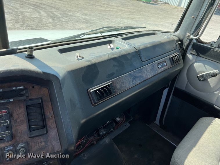 image for item IA9229 1998 Volvo WCA  semi truck