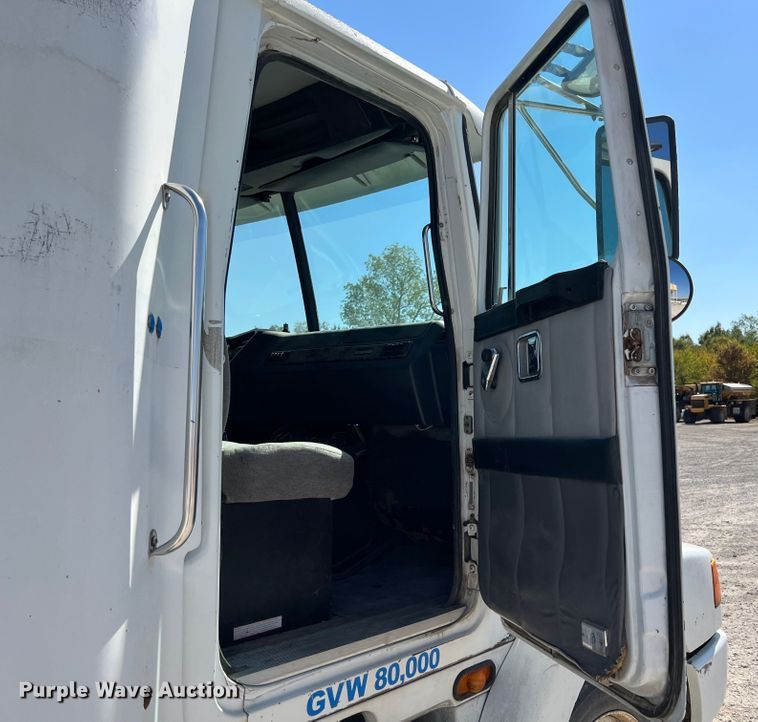 image for item IA9229 1998 Volvo WCA  semi truck