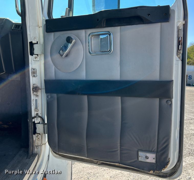 image for item IA9229 1998 Volvo WCA  semi truck