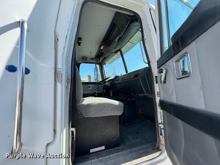 image for item IA9229 1998 Volvo WCA  semi truck