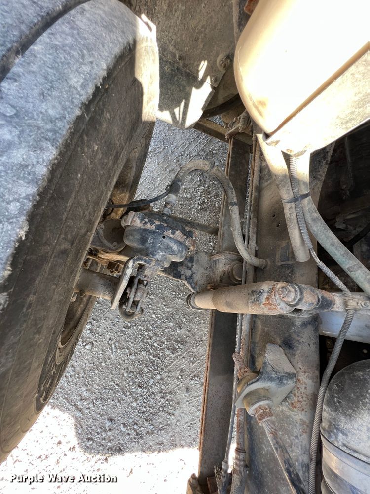 image for item IA9229 1998 Volvo WCA  semi truck