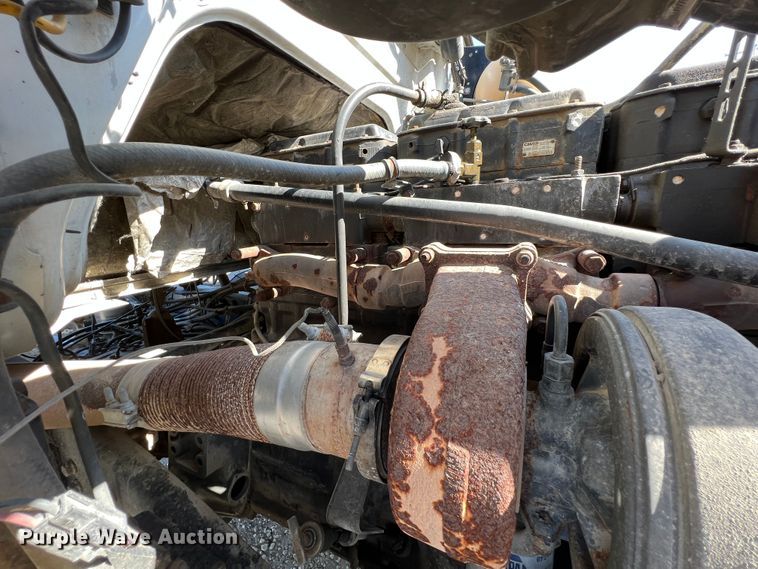 image for item IA9229 1998 Volvo WCA  semi truck