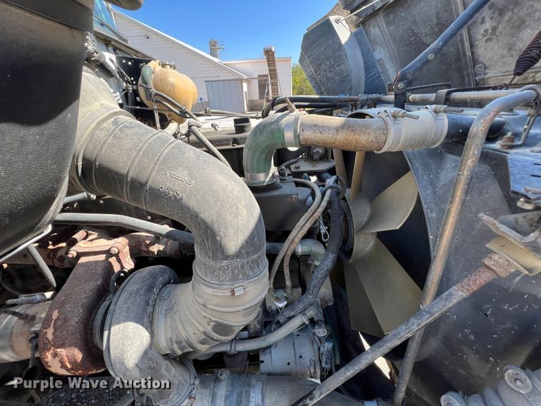 image for item IA9229 1998 Volvo WCA  semi truck