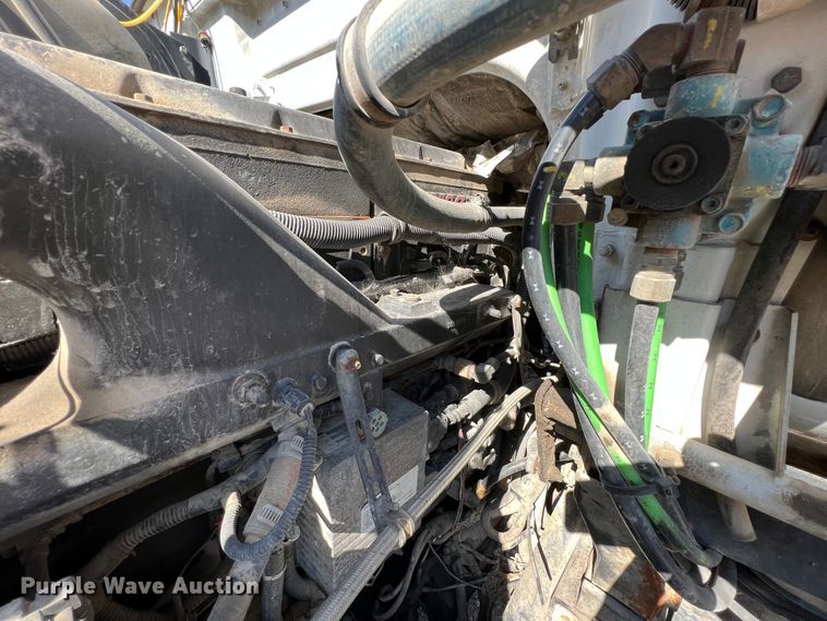 image for item IA9229 1998 Volvo WCA  semi truck