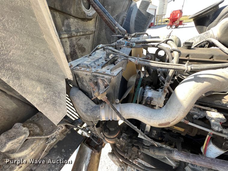 image for item IA9229 1998 Volvo WCA  semi truck