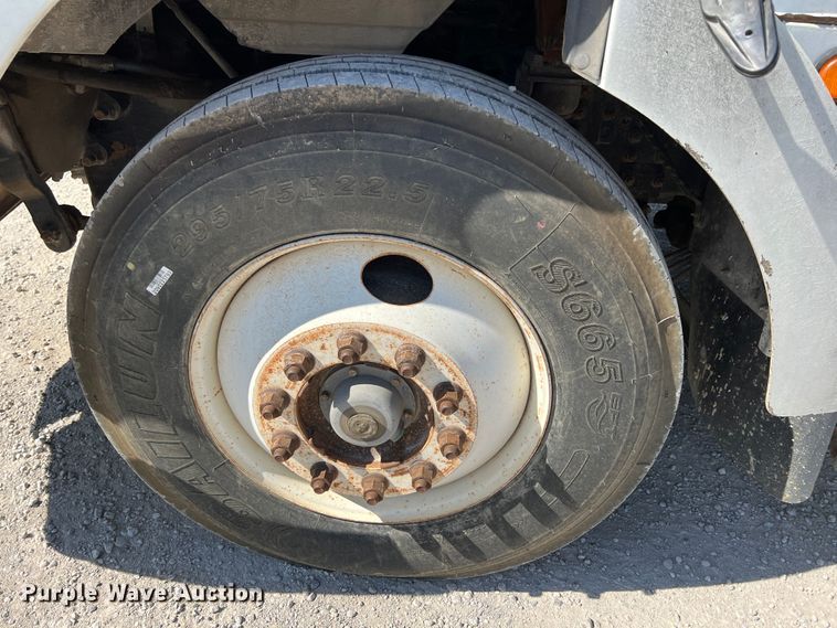 image for item IA9229 1998 Volvo WCA  semi truck