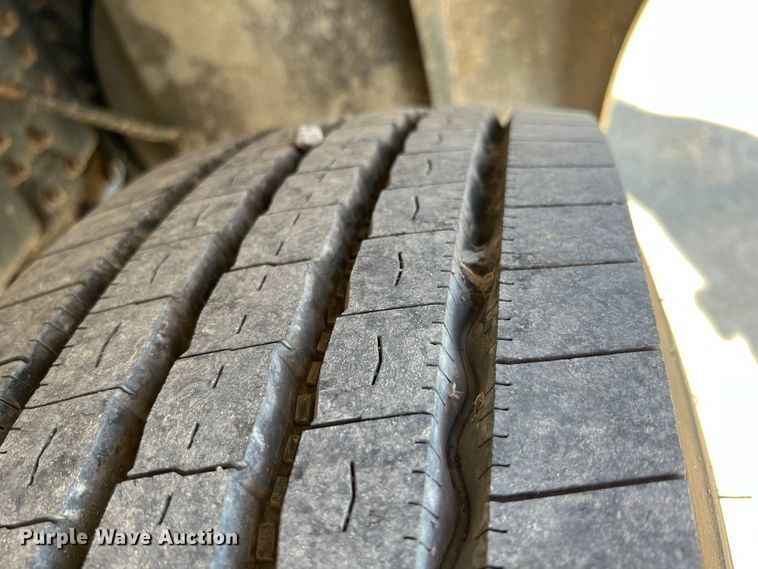 image for item IA9229 1998 Volvo WCA  semi truck