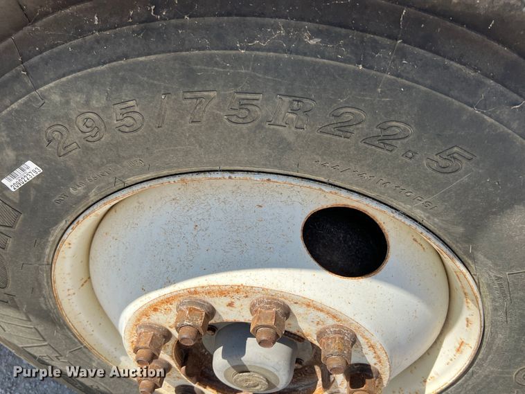 image for item IA9229 1998 Volvo WCA  semi truck