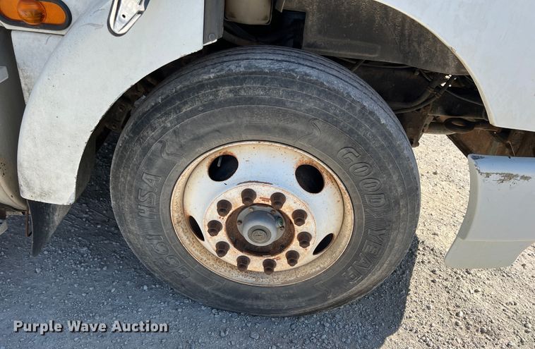 image for item IA9229 1998 Volvo WCA  semi truck