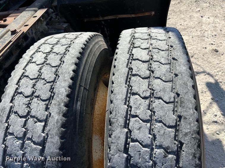 image for item IA9229 1998 Volvo WCA  semi truck