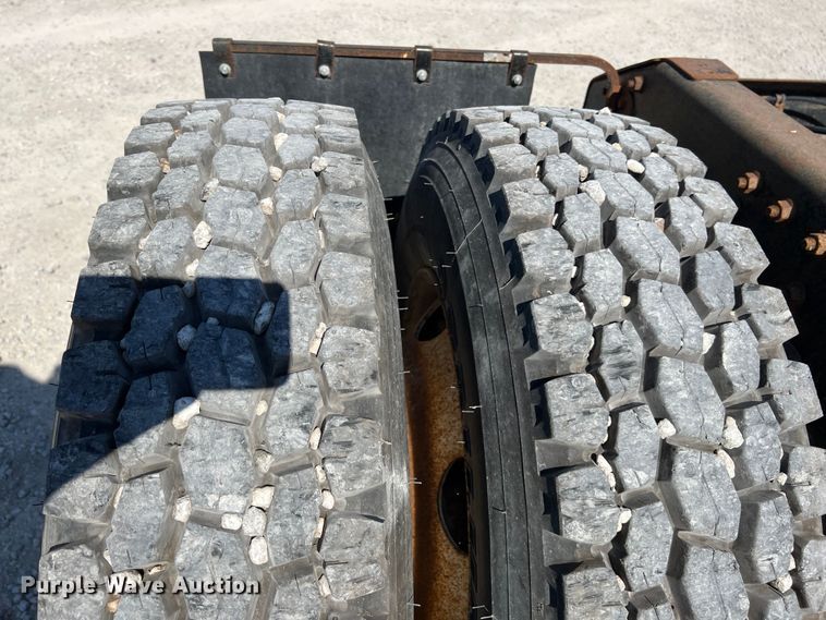 image for item IA9229 1998 Volvo WCA  semi truck