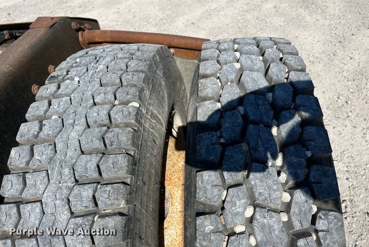 image for item IA9229 1998 Volvo WCA  semi truck