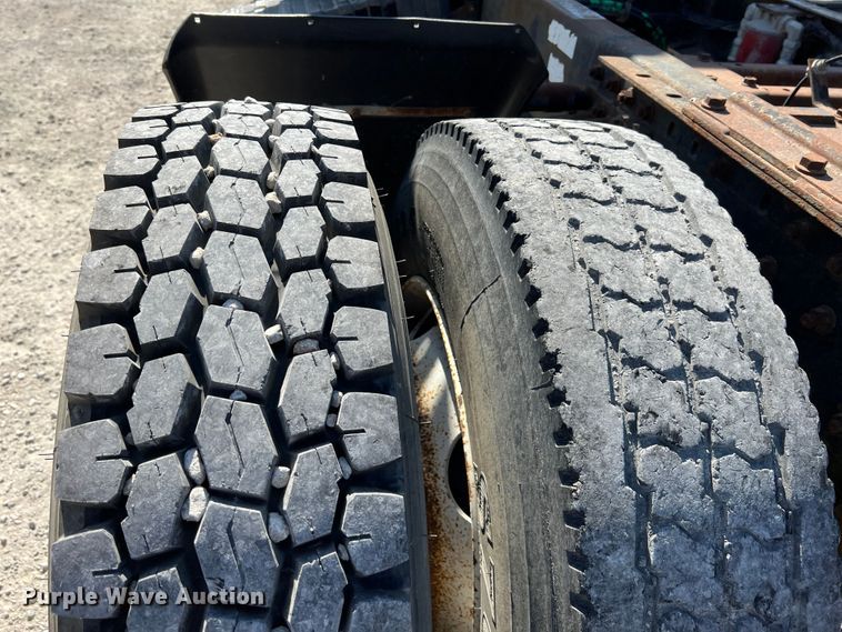 image for item IA9229 1998 Volvo WCA  semi truck