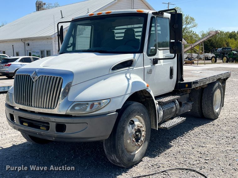 image for item IA9232 2007 International 4300  flatbed truck