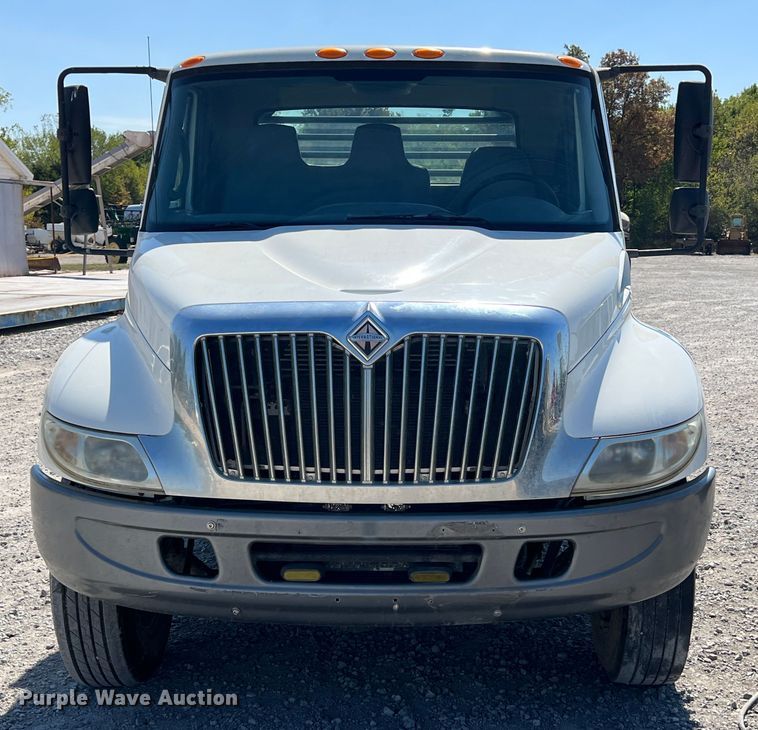 image for item IA9232 2007 International 4300  flatbed truck