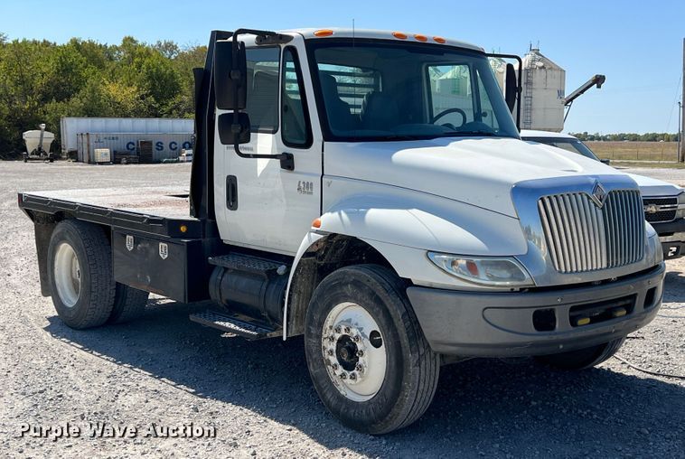 image for item IA9232 2007 International 4300  flatbed truck
