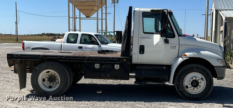 image for item IA9232 2007 International 4300  flatbed truck