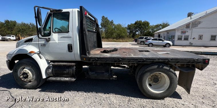 image for item IA9232 2007 International 4300  flatbed truck