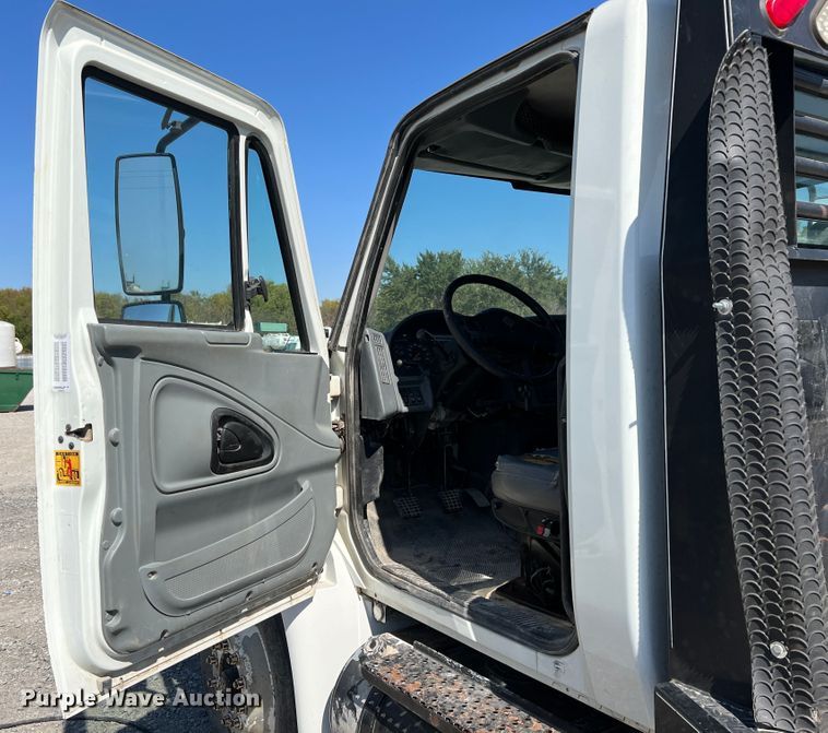 image for item IA9232 2007 International 4300  flatbed truck