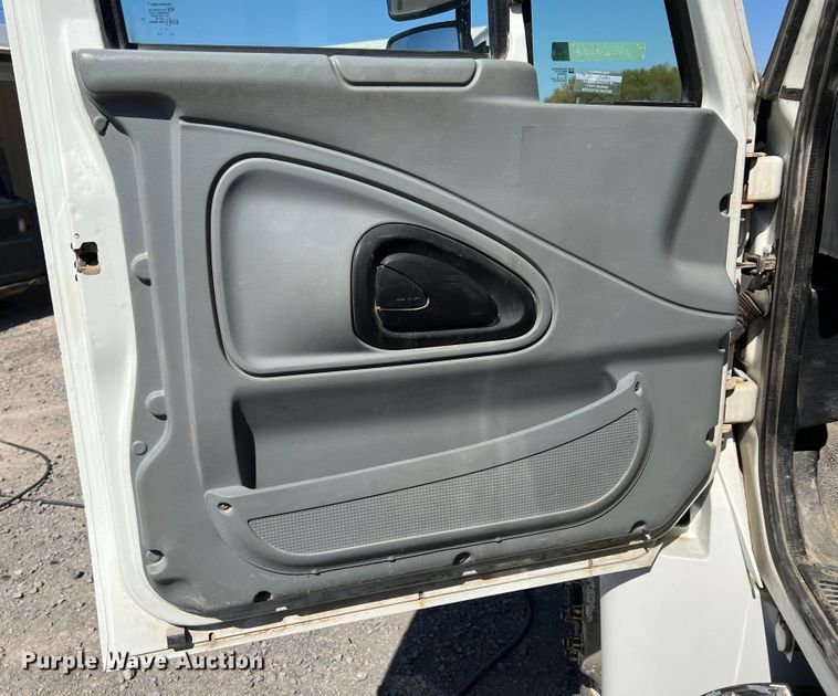 image for item IA9232 2007 International 4300  flatbed truck