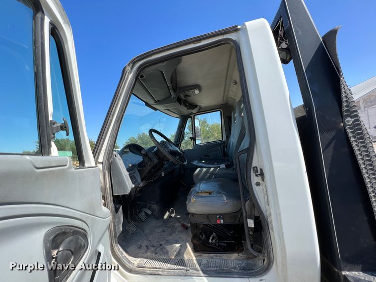 image for item IA9232 2007 International 4300  flatbed truck