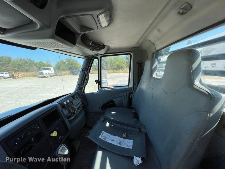 image for item IA9232 2007 International 4300  flatbed truck