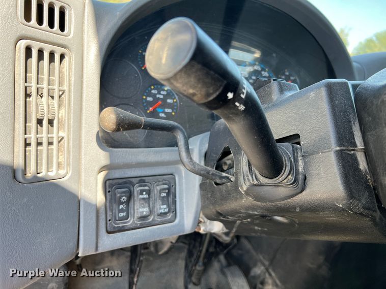 image for item IA9232 2007 International 4300  flatbed truck