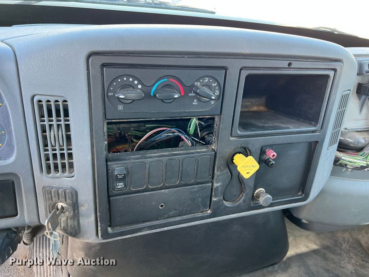 image for item IA9232 2007 International 4300  flatbed truck