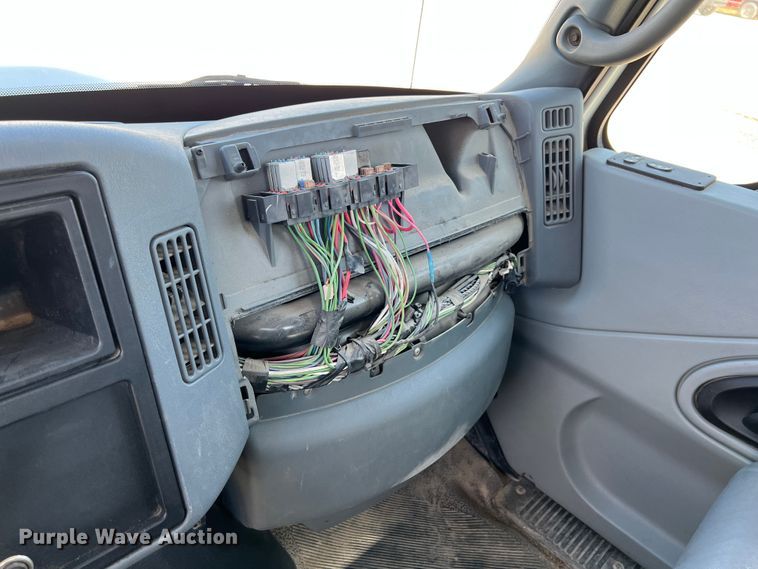 image for item IA9232 2007 International 4300  flatbed truck