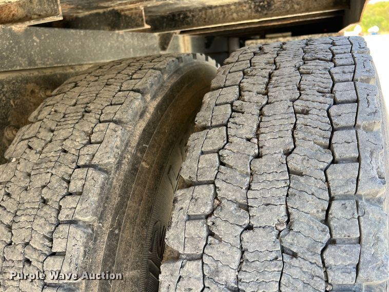 image for item IA9232 2007 International 4300  flatbed truck