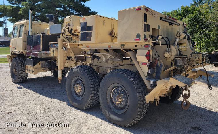 image for item JL9357 1994 Stewart & Stevenson M-1089  recovery truck