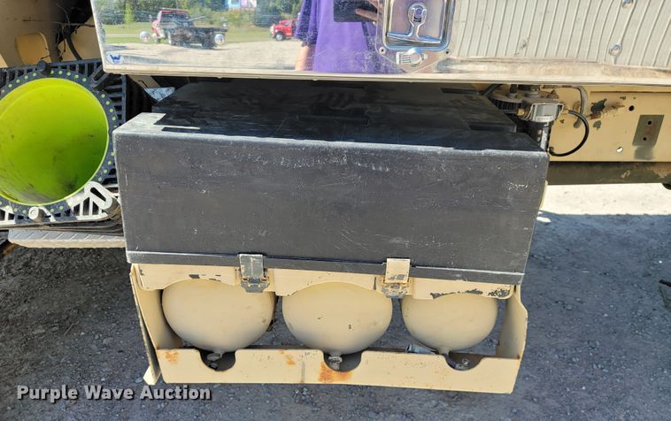 image for item JL9357 1994 Stewart & Stevenson M-1089  recovery truck