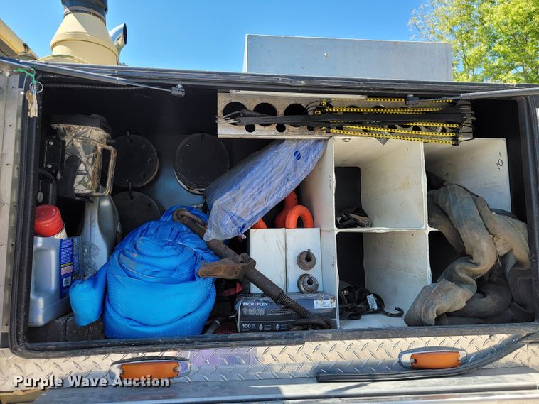 image for item JL9357 1994 Stewart & Stevenson M-1089  recovery truck