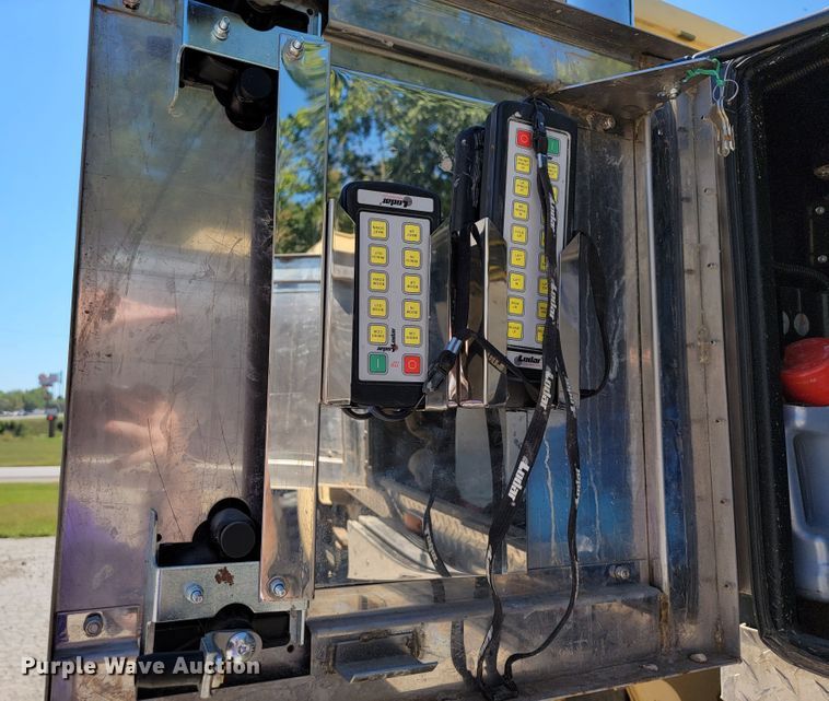 image for item JL9357 1994 Stewart & Stevenson M-1089  recovery truck