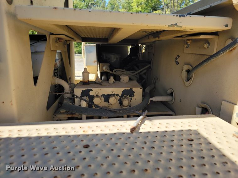 image for item JL9357 1994 Stewart & Stevenson M-1089  recovery truck