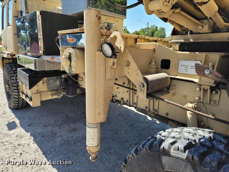 image for item JL9357 1994 Stewart & Stevenson M-1089  recovery truck