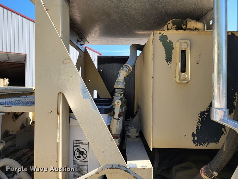 image for item JL9357 1994 Stewart & Stevenson M-1089  recovery truck